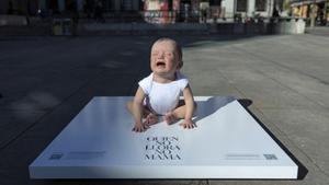 Escultura hiperrealista de un bebé situada en la plaza del Reina Sofía en el marco de la iniciativa Quien no llora, no mama de la organización Teta&teta para pedir una ley que proteja la lactancia en público.