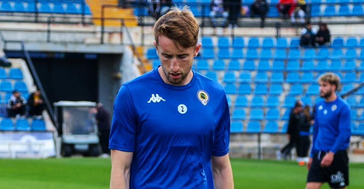 Ryan Nolan, cabizbajo durante la previa de un partido en el José Rico Pérez de Alicante.