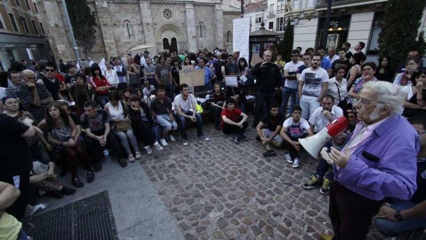 El fallecido Agustín García Calvo se dirige a los &quot;indignados&quot; en la plaza de la Constitución.