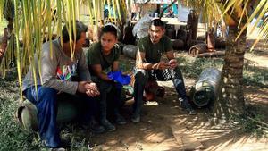 Guerrilleros de las FARC descansan de sus labores. 