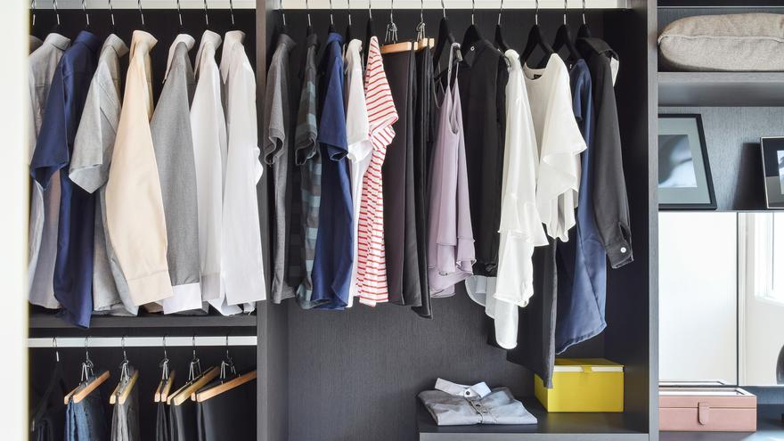 Así es cómo debes organizar tu armario para multiplicar su espacio