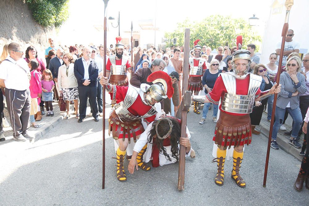 Centenares de personas asisten en el Puig de Missa a la recreación de la muerte de Jesucristo.