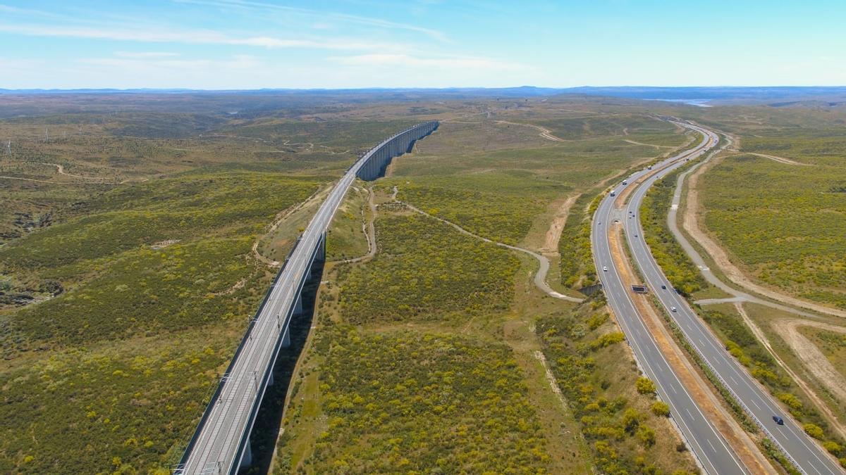 Viaducto de Valdetravieso, paralelo a la A-66, a la altura de Cañaveral.