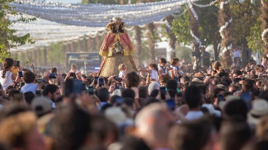 La Virgen del Rocío, a su llegada a la aldea este domingo.