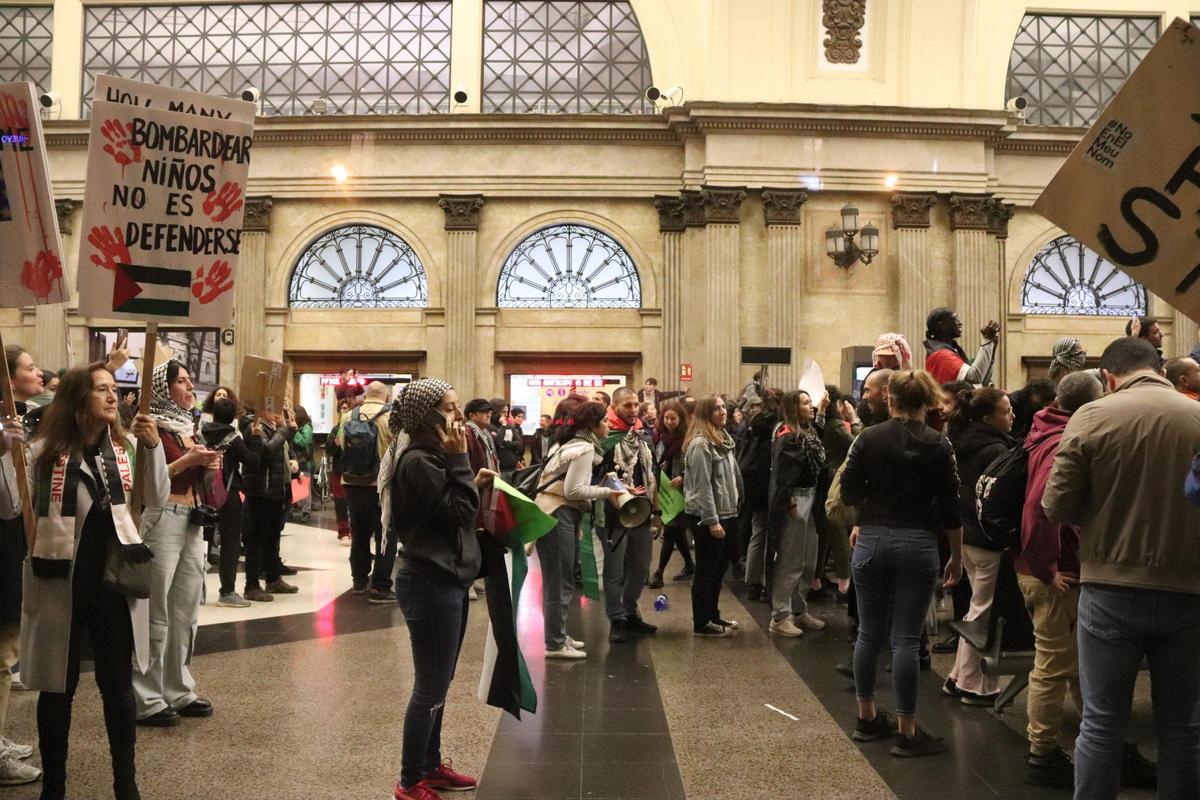 Manifestantes contra los ataques de Israel en Gaza en el vestíbulo de la Estación de Francia.
