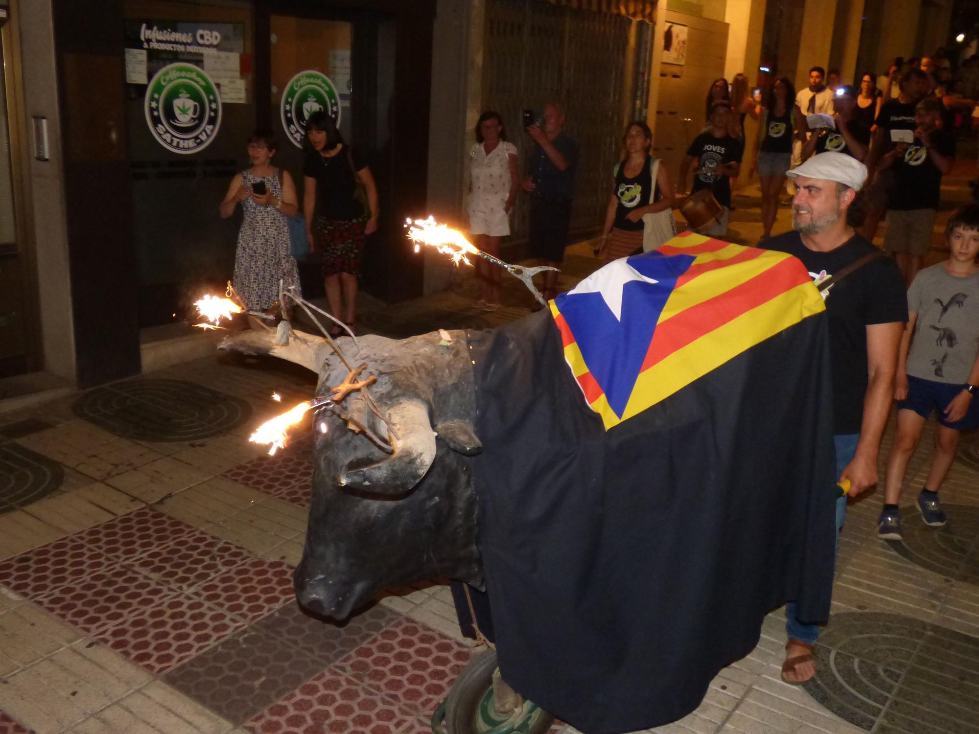 La desfilada de bestiari popular omple els carrers de Figueres