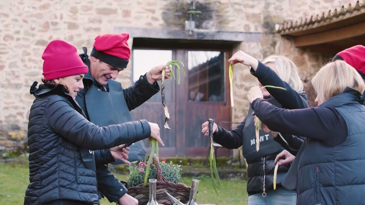 Jesulín de Ubrique y Chenoa disfrutando una calçotada en la última entrega de 'Dos parejas y un destino'