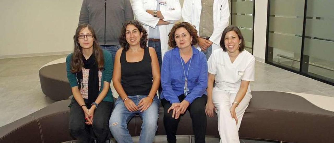 El equipo  |  En la imagen, los miembros del grupo de enfermedades neurodegenerativas y patologías mentales del Instituto de Investigación de Investigación Biomédica Galicia Sur. Desde la izquierda, posan de pie el neurocientífico Roberto Agis Balboa; el jefe de Psiquiatría del Chuvi, José Manuel Olivares Díez; y el neurocientífico Carlos Spuch. Sentadas, la química María Blanco Formoso; la psiquiatra Tania Rivera; y las enfermeras María del Carmen Vallejo (autora principal de la comunicación premiada) y Laura Jardón.