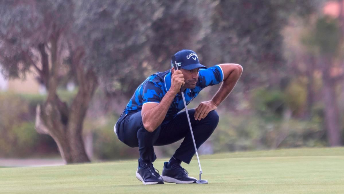 Álvaro Quirós estudia un putt en la tercera vuelta del Mallorca Golf Open