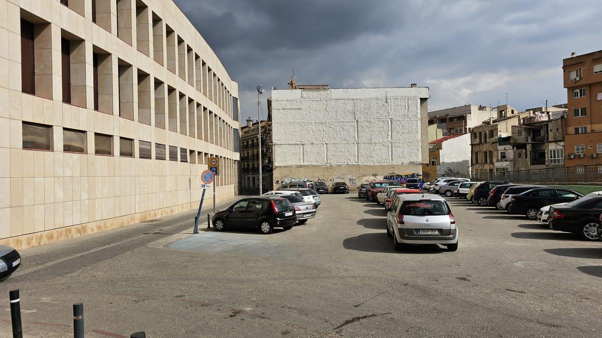 Parcela, en la calle del Río y anexa al Campus de Las Salesas, que se usa como aparcamiento