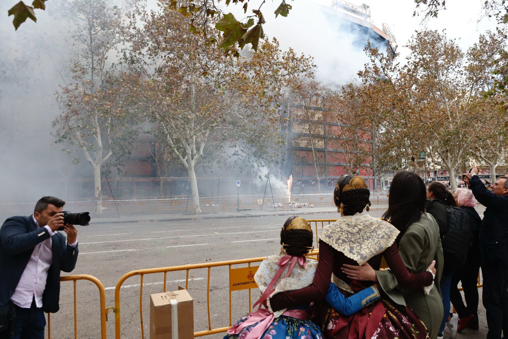 La primera "mascletà" de Marina y Maria Estela