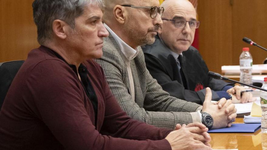 Gustavo González y Diego Arrabal, en el 
banquillo; y Montero, antes del juicio.  // Efe