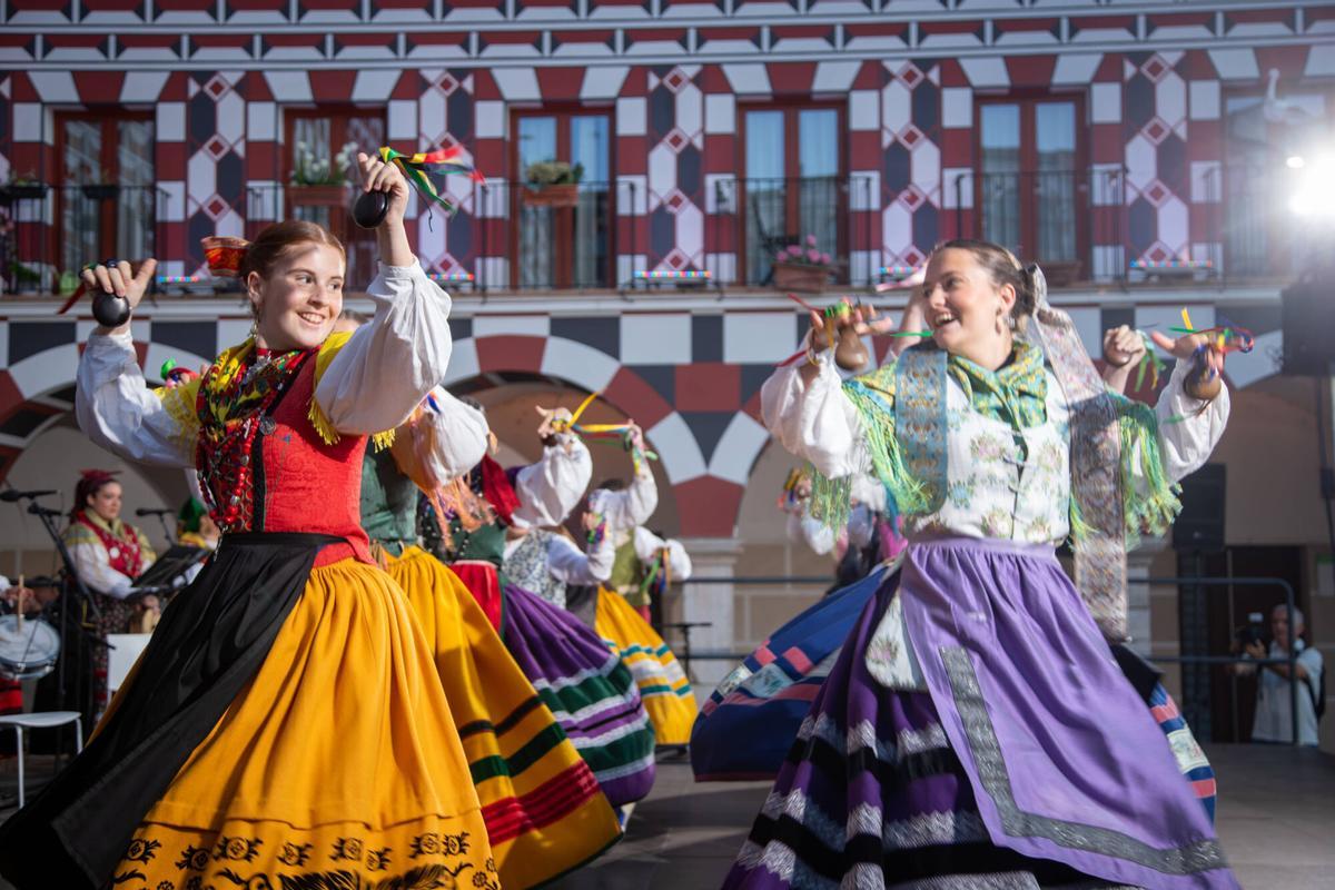 El folklore infantil toma la Plaza Alta de Badajoz