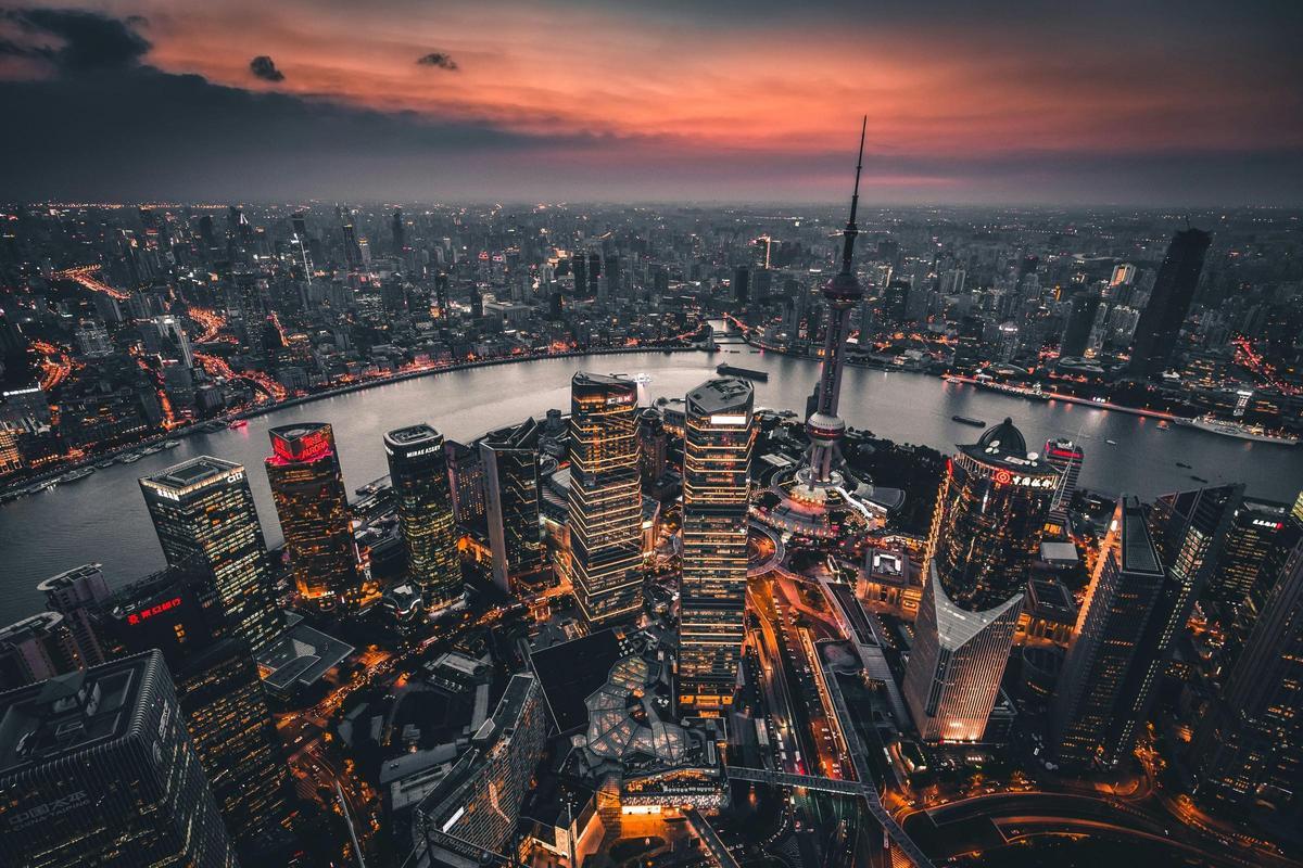 Vista aérea del skyline de Shanghái durante un atardecer