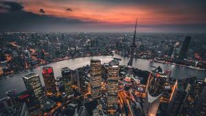 Vista aérea del skyline de Shanghái durante un atardecer