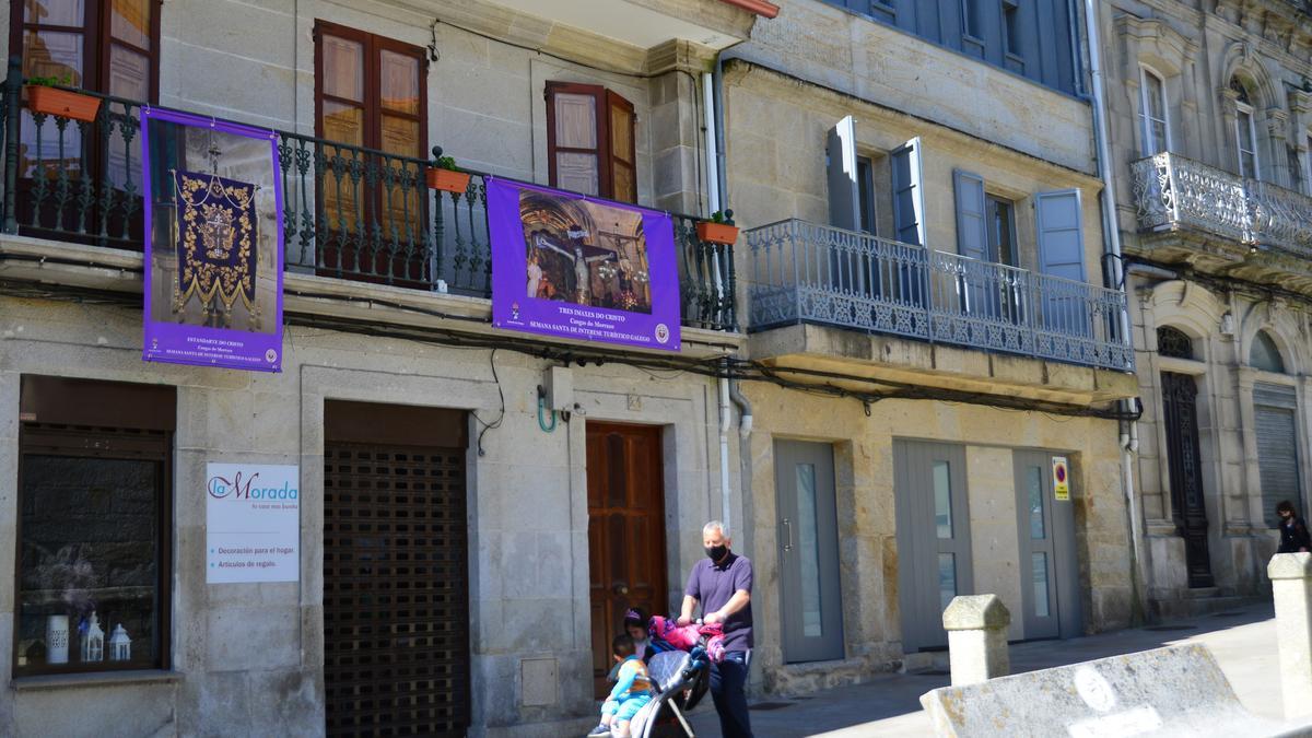 Carteles por la calle, el año pasado, al no poder celebrarse la Semana Santa por la pandemia.