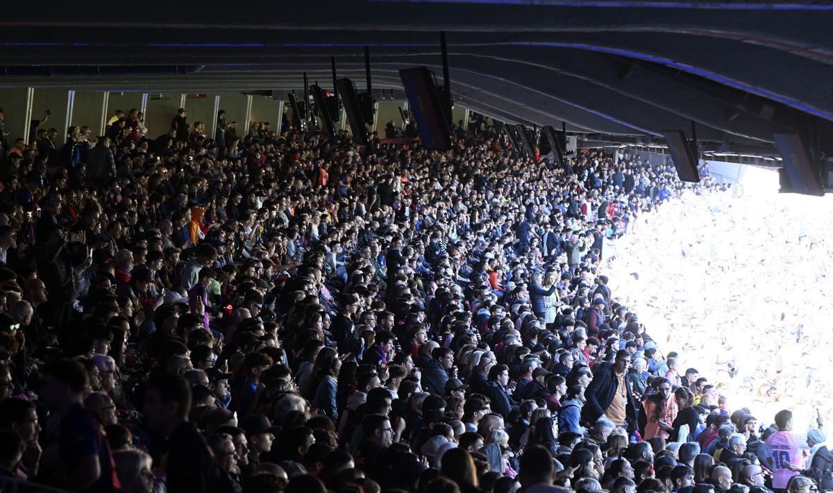 Barcelona. 07.11.2025.  Deportes.  Entrenamiento de los jugadores del Barça en el Spotify Camp Nou en el primer test con asistencia de público en el estadio. Fotografía de Jordi Cotrina