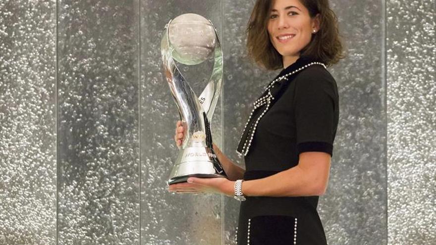 Garbiñe Muguruza recoge en Tokio su trofeo de número 1