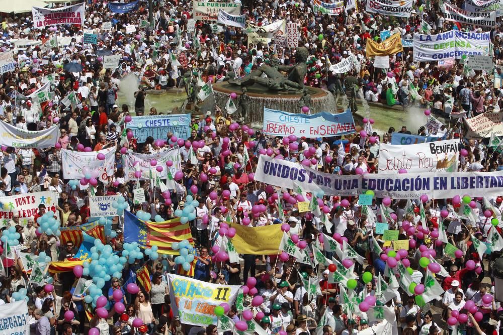 Cientos de alicantinos, en la protesta contra Marzà en Valencia