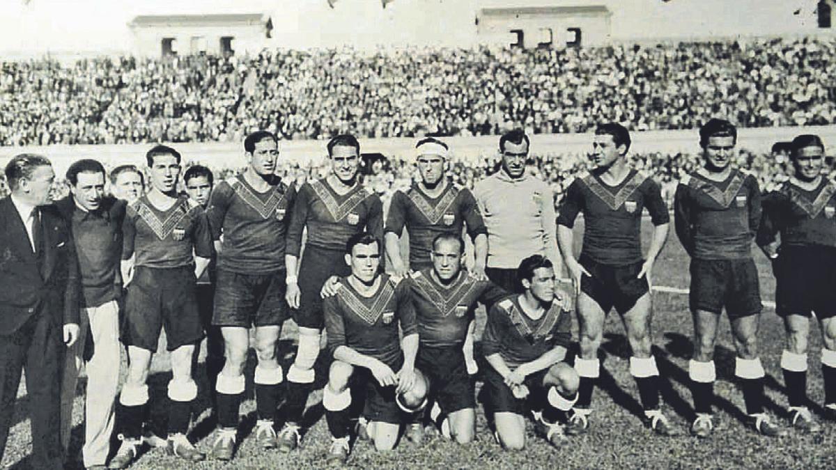 La alineación valencianista, con la granate escapulada con la senyera, en la primera final de Copa del club, en 1934. | LEVANTE-EMV