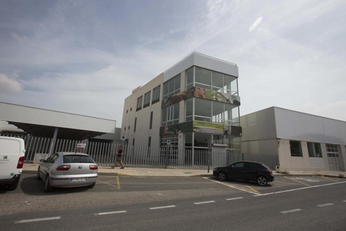 Las instalaciones que acogieron a la mercantil Novocar en una imagen tomada el viernes. RAFA ARJONES