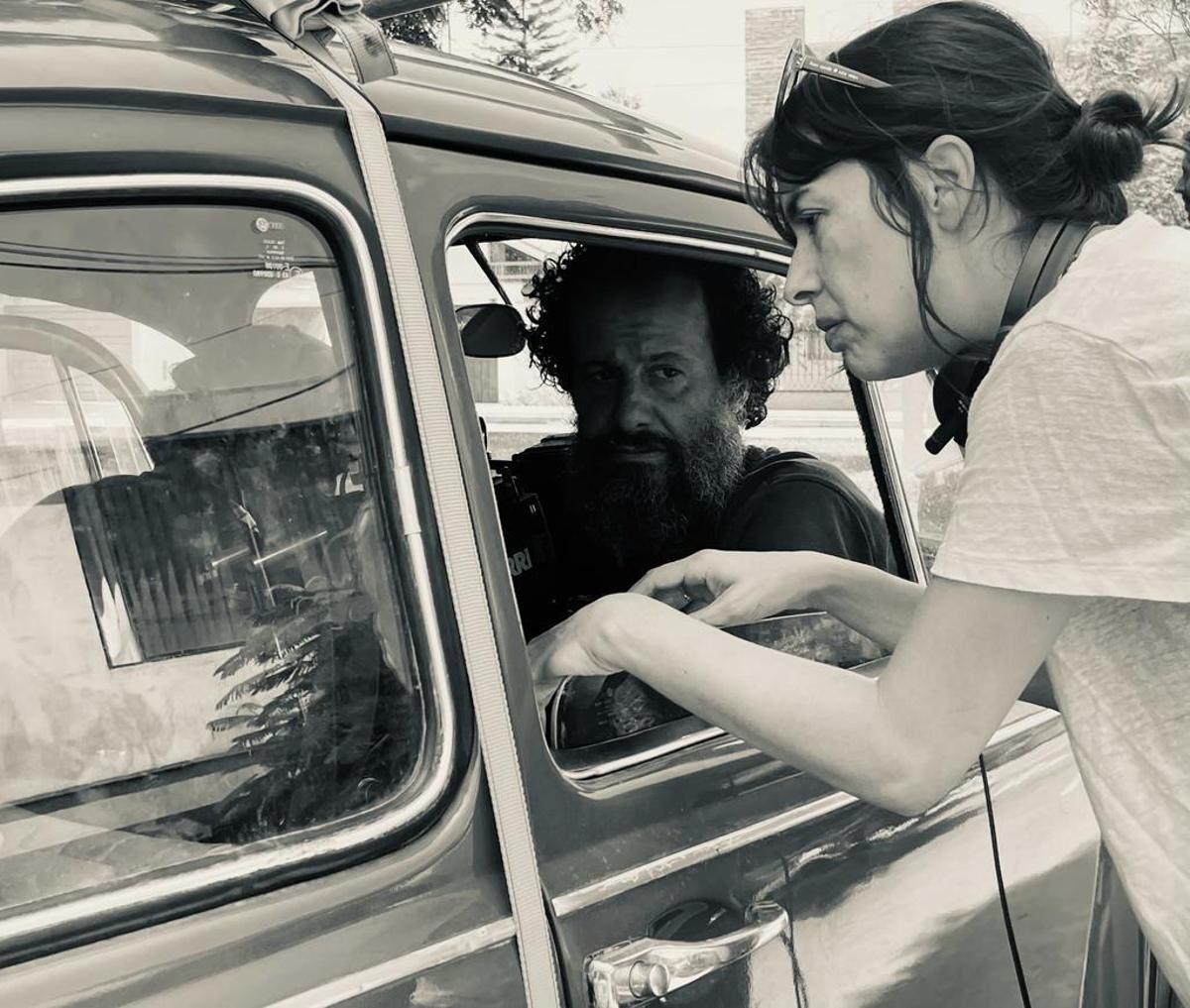 Diego Romero, durante el rodaje de "Reinas", con la directora Klaudia Reynicke.