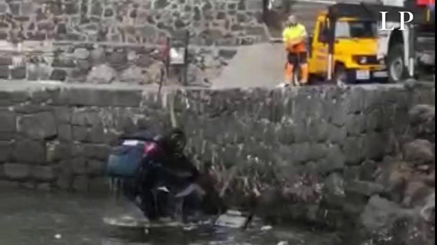 Así rescataron el coche que cayó al mar en Puerto de la Cruz - La Provincia