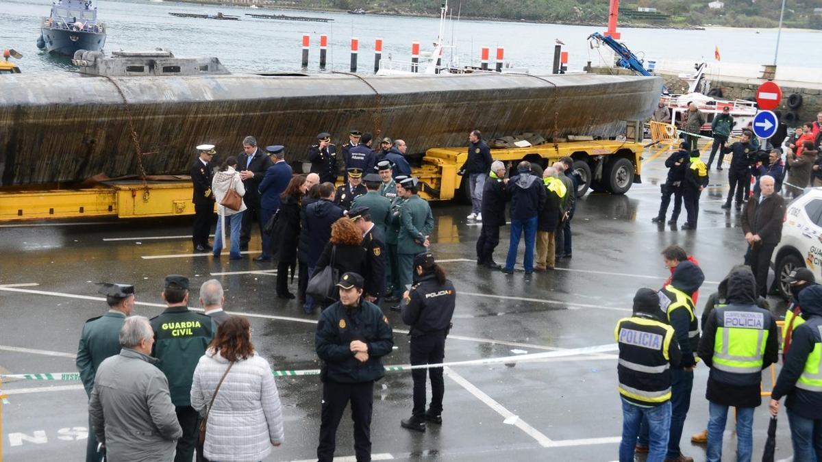 El &quot;narcosubmarino&quot; cuando fue trasladado del fondo del mar frente a O Foxo al muelle de Aldán