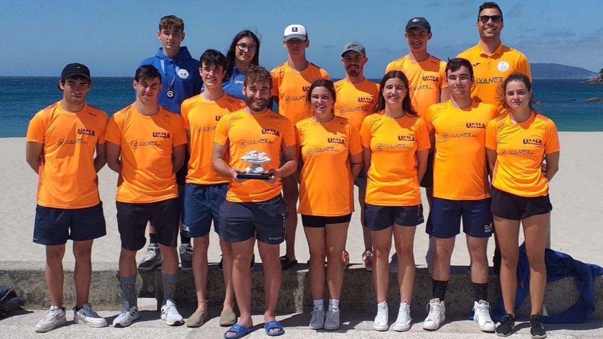 Los integrantes del Club Acuático Umia posan con su trofeo al término del Gallego de Ézaro. |