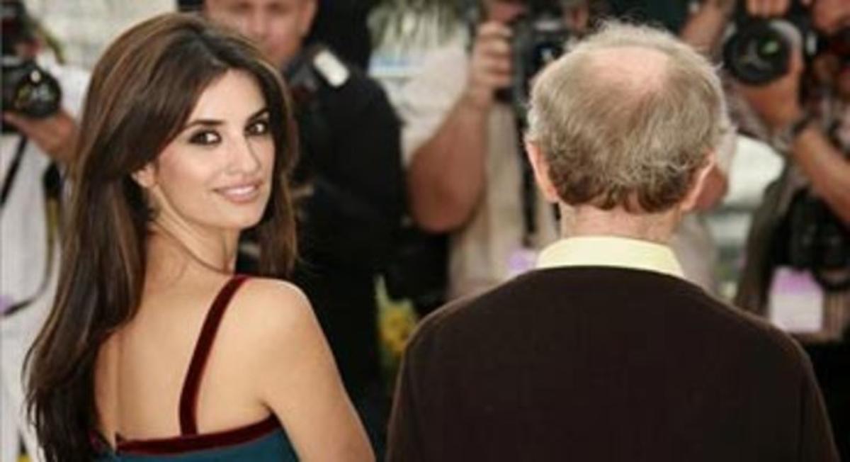 Penélope Cruz, amb Allen, posa per a la premsa a Cannes. Penélope Cruz, amb Allen, posa per a la premsa a Cannes.