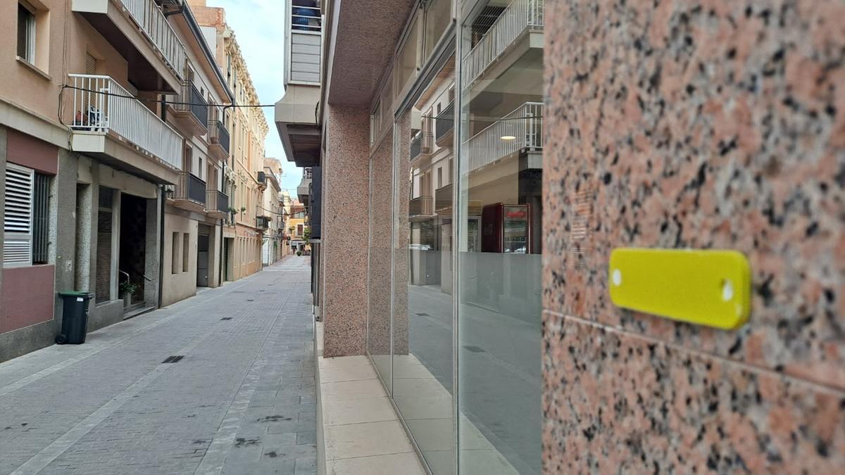 Un comerç de Sant Feliu de Guíxols amb el dispositiu electrònic a la seva façana.