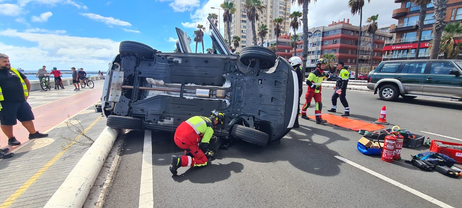 Vuelco de un coche en la Avenida Marítima (20/09/23)