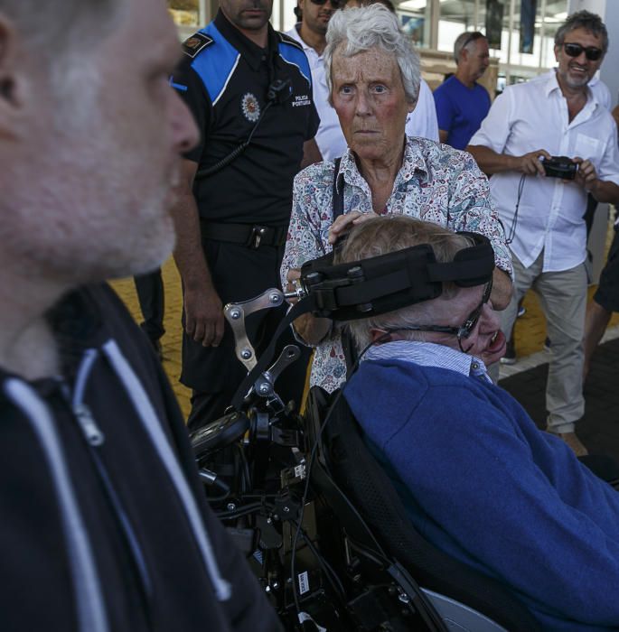 12/06/2016 CULTURA CIENCIA Llegada del físico Stephen Hawking al muelle de santa cruz en el crucero Britannia y  recibo por representantes del cabildo  puertos de tenerife y cámara de comercio para pasar un descanso en la isla y participar en el homenaje de STARMUS