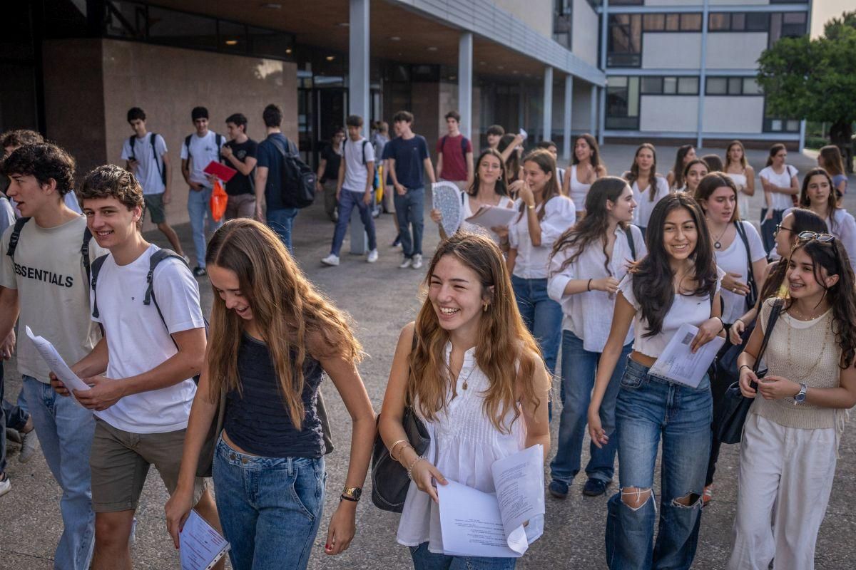 Llegada de alumnos a la Facultat de Dret de la UB, el primer día de exámenes de las PAU 2025 en Catalunya