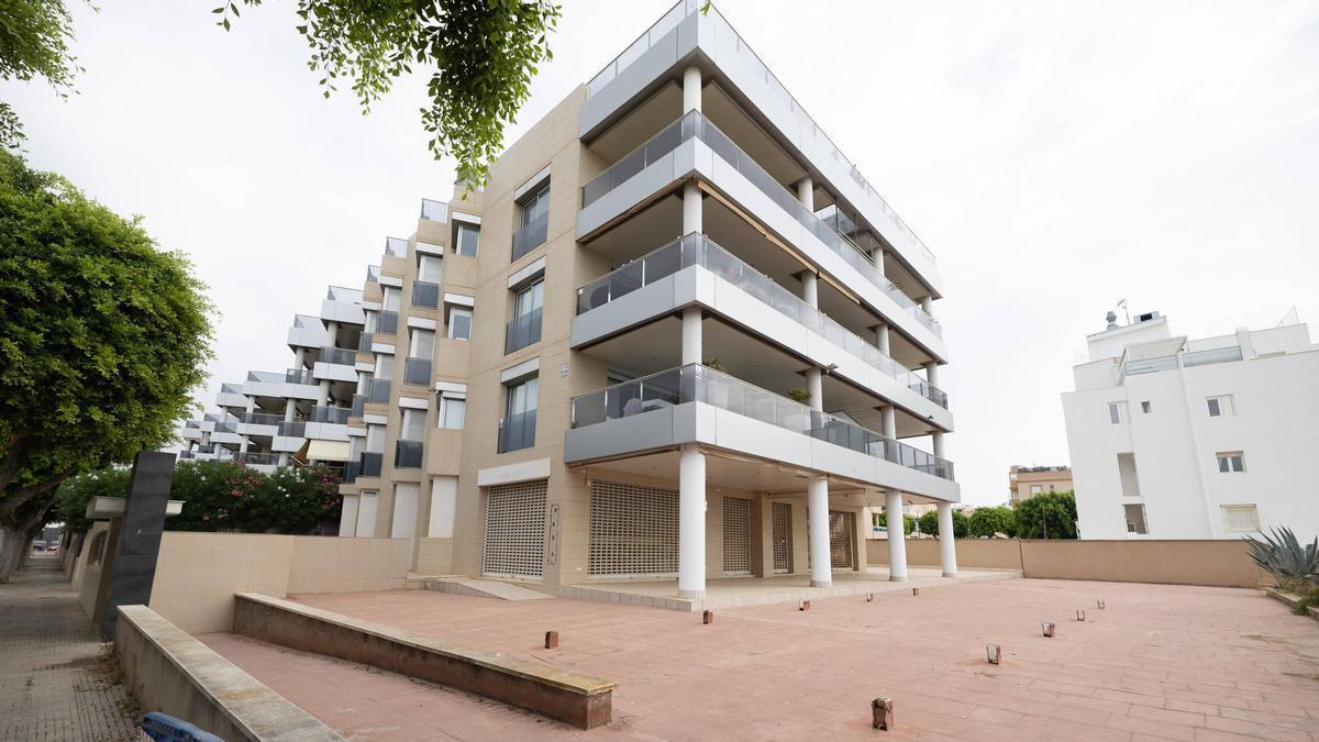 Los okupas entraron en el local comercial de la planta baja del edificio residencial Bossa Dos