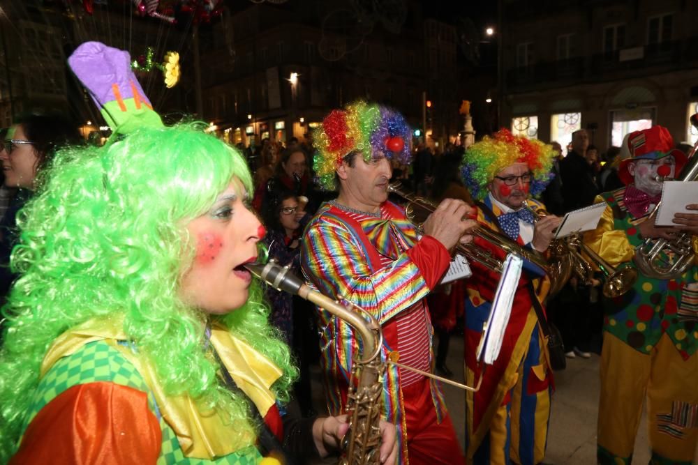 Miles de vigueses disfrutaron de la entronización del Meco y del concierto de la extriunfita en Porta do Sol