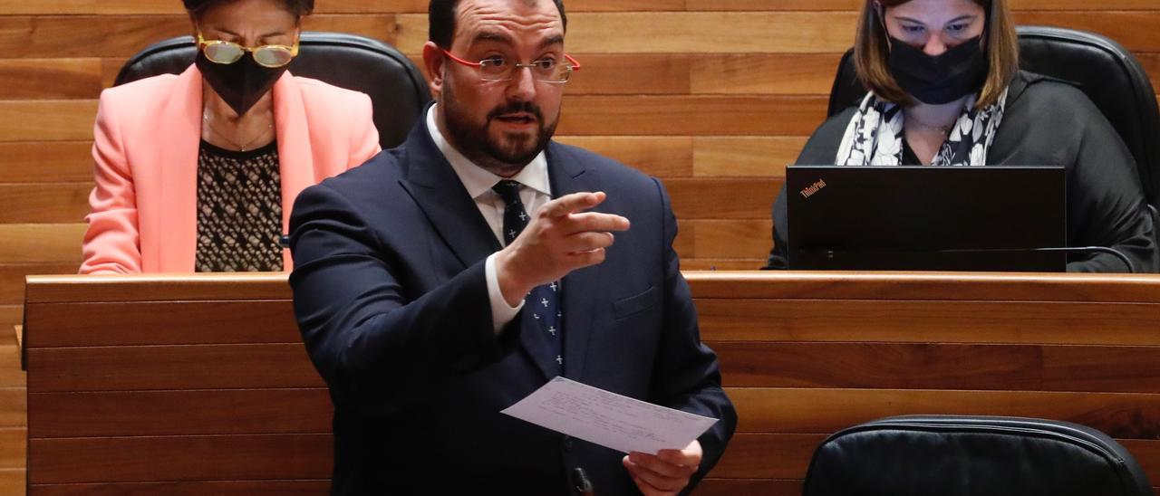 Adrián Barbón, durante la sesión de control en la Junta.