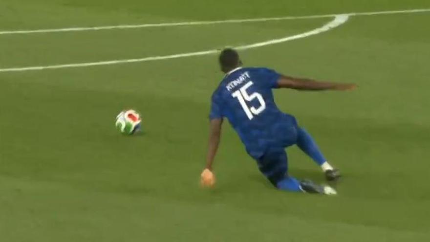 Konaté queda en evidencia en la derrota de Francia