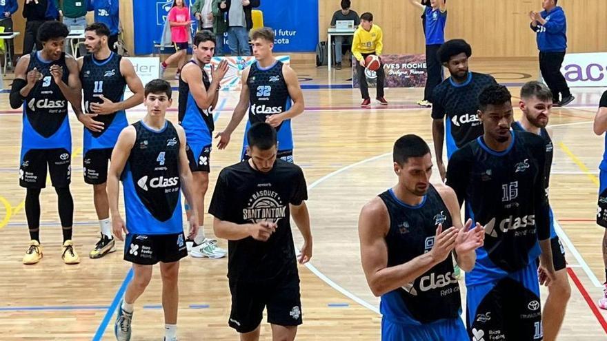 Los jugadores del Sant Antoni al finalizar el partido anoche en Salou. | CBSA