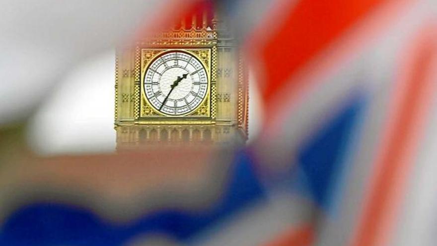 Una bandera britànica oneja al costat del Big Ben