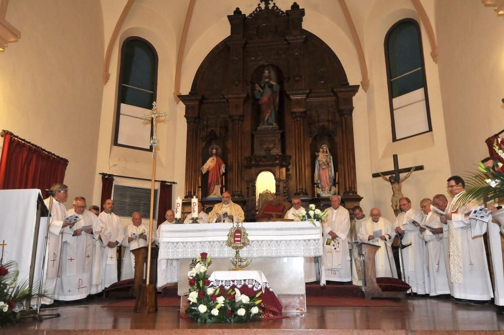 El arzobispo Jesús Sanz Montes  con las reliquias de los Beatos de Nembra