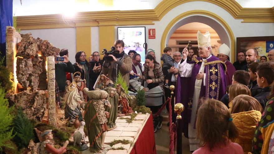 El obispo de la Diócesis, anoche, durante la bendición del belén monumental en el Claustro de la UCAM.