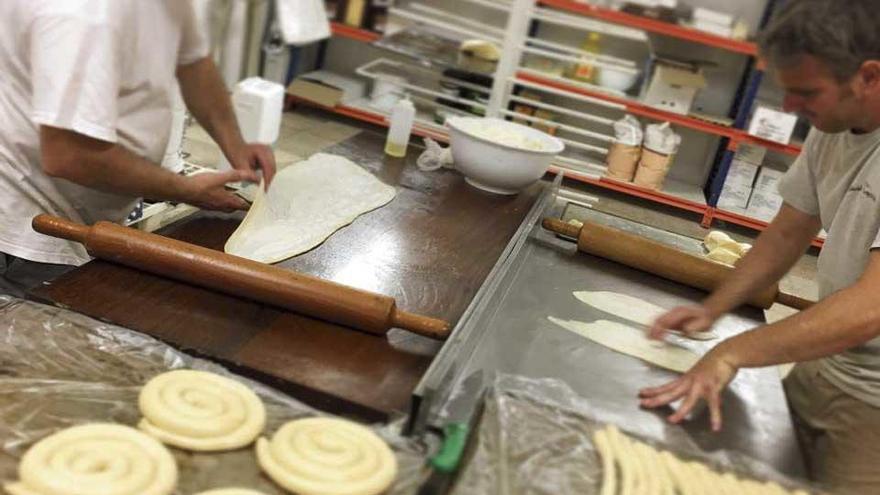 PreparaciÃ³n de ensaimadas en el Forn de Sant Francesc de Inca.