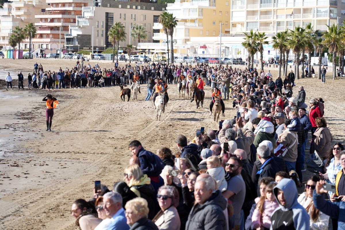 Las imágenes de la carrera de caballos en la playa de Orpesa