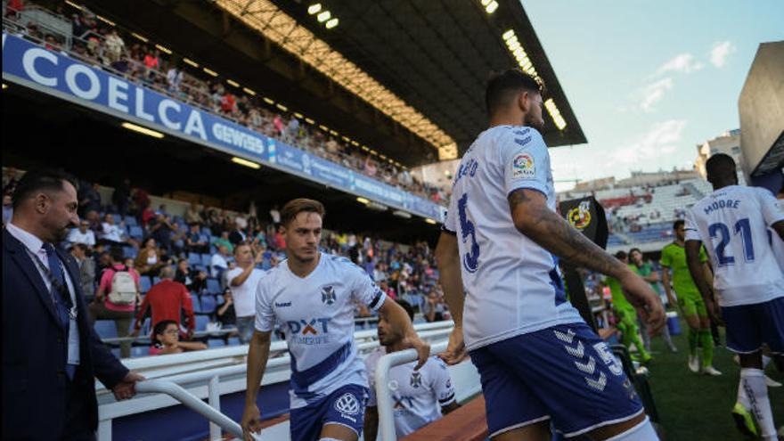 Los blanquiazules Shaq Moore, Alberto Jiménez y Dani Gómez, accediendo al césped del Heliodoro Rodríguez López.