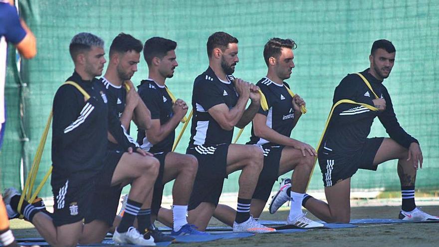 Los jugadores del FC Cartagena durante un entrenamiento.