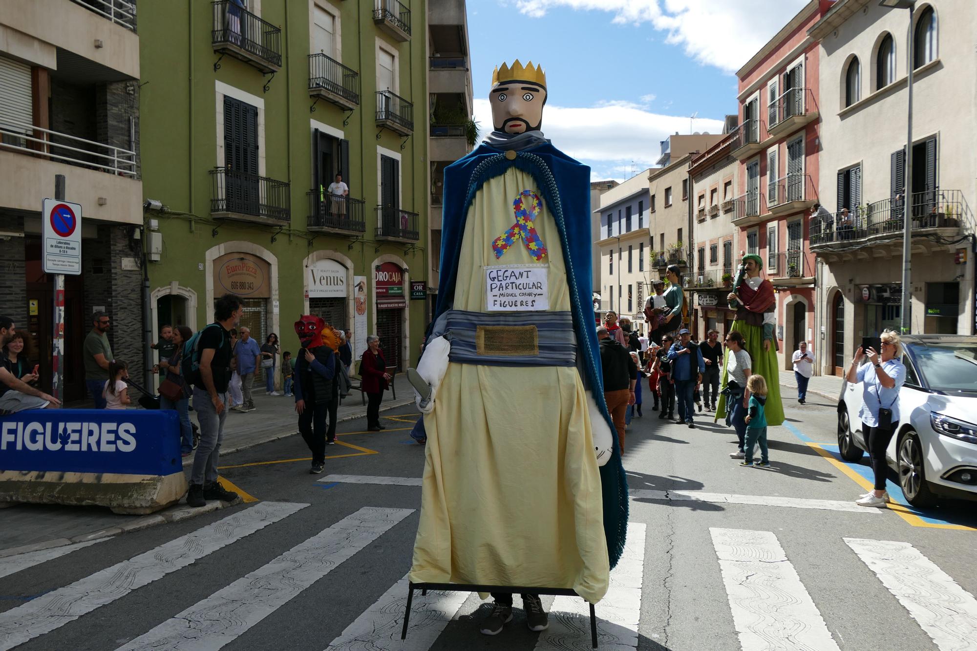 Vuit colles gegants passegen pel centre de Figueres