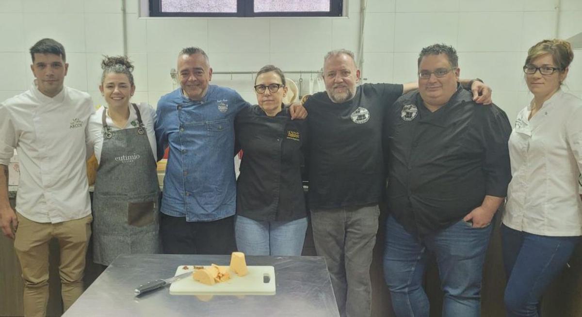 De izquierda a derecha, los cocineros Carlos Peruyera (restaurante Los Arcos, Cangas de Onís), María Busta (Casa Eutimio, Lastres), Emilio Rubio (La Montera Picona, Gijón), Aránzazu Burgueño (La Escollera, San Juan de la Arena), Pablo Ladra (El Continental, Lugones), Ángel Azurica (La Bayuca, Ribera de Arriba) y Micaela Petrehus (Feudo Real, Grado) posan antes de la final del II Concurso de platos elaborados con afuega’l pitu. | FERNANDO DELGADO