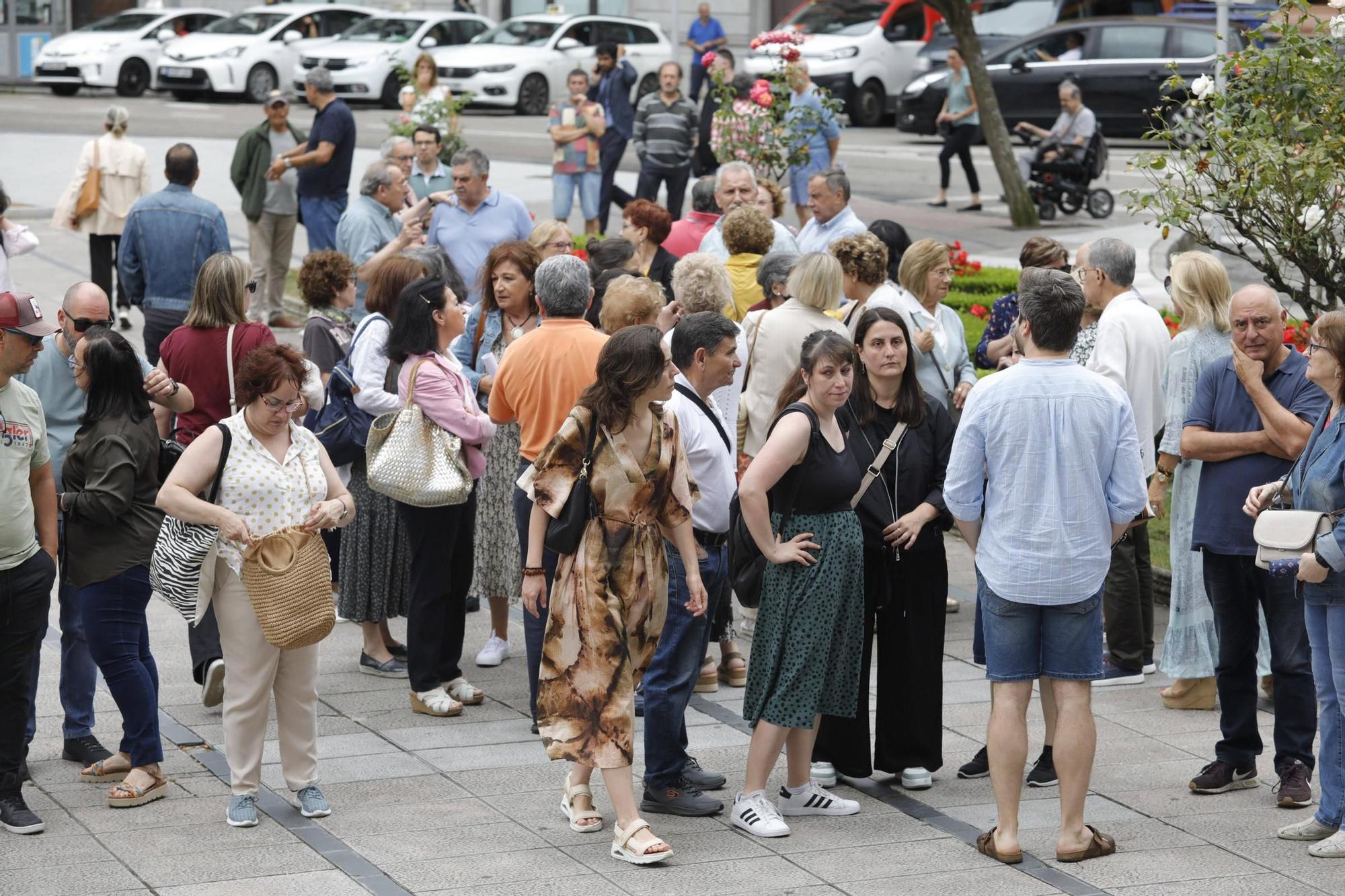 Así fue la despedida y el homenaje de amigos y clientes del Cafetón en Avilés a sus dueños, muertos en León
