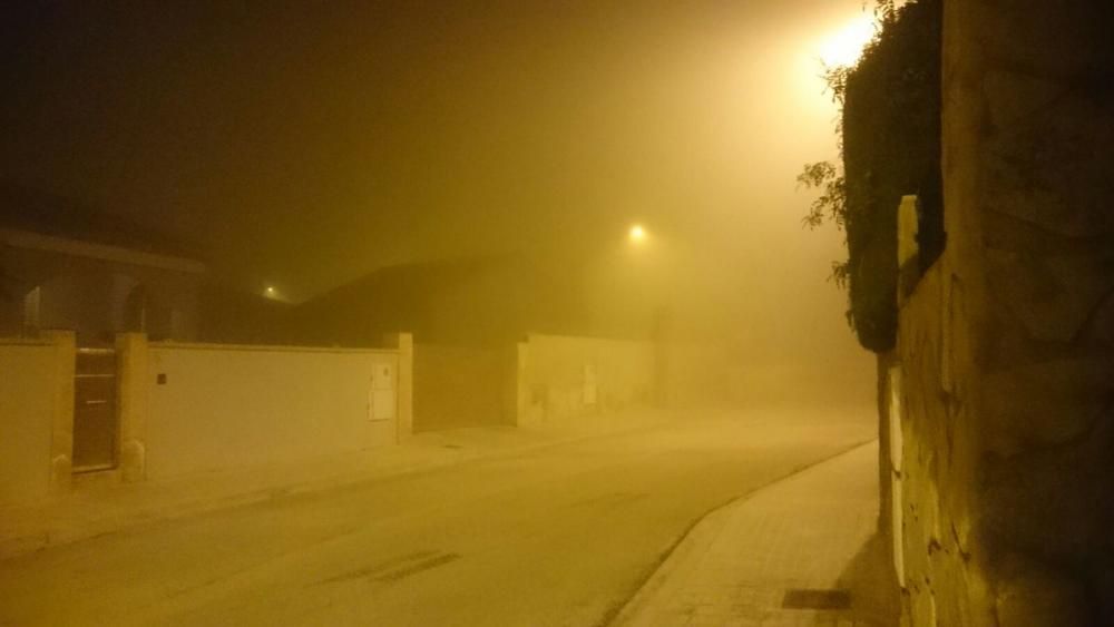 La niebla también ha llegado a las calles de la Pobla de Vallbona.